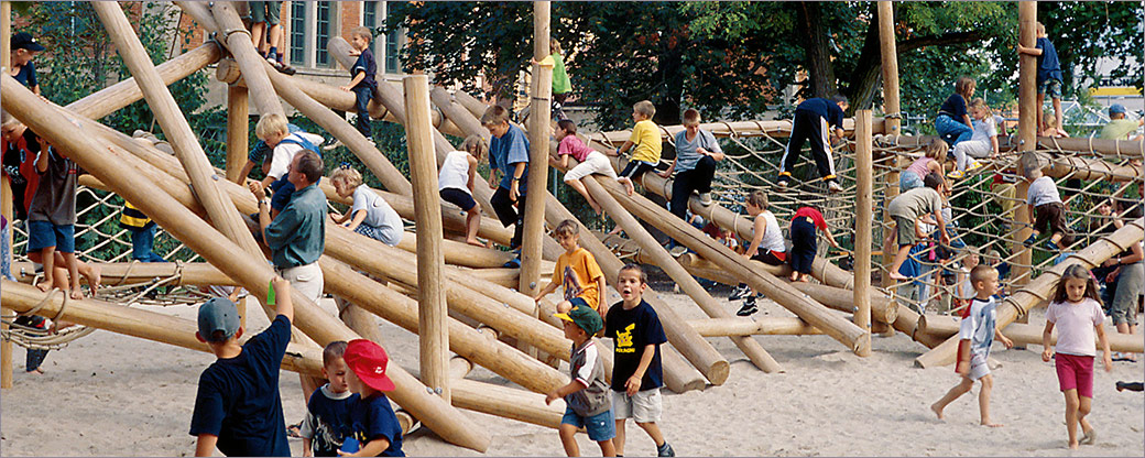 Spielplatzgeräte aus Holz