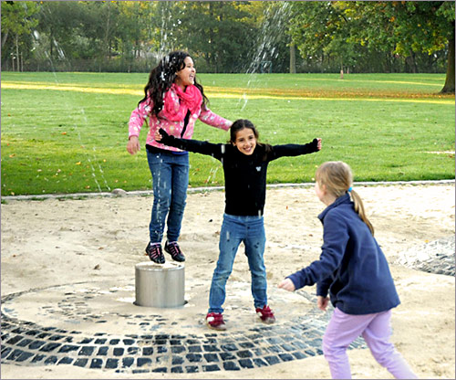 Spielplatzgerät mit Wasser