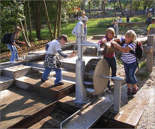 Spielplatzgerät mit Wasser